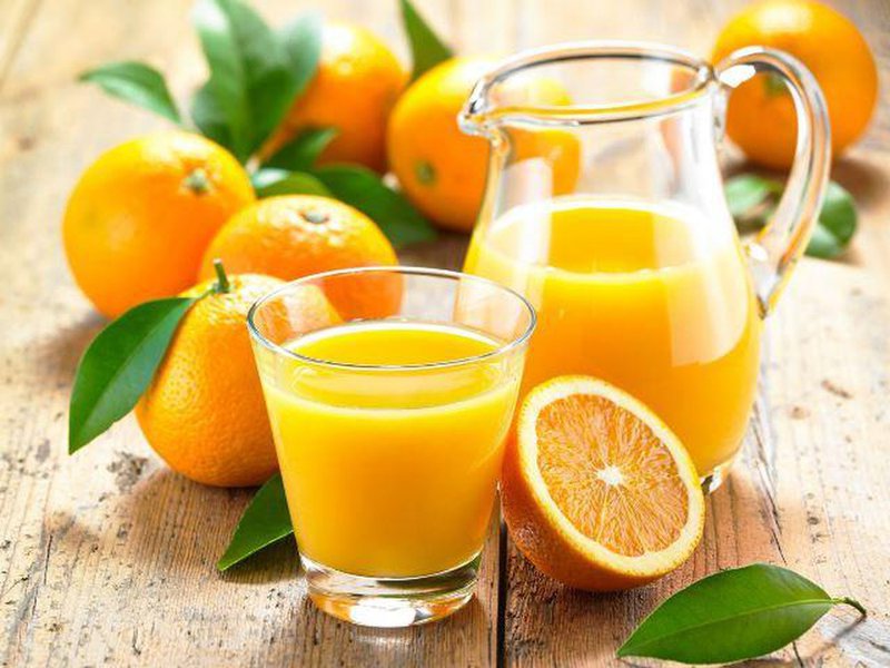 Bị viêm họng có nên uống nước cam hay không?