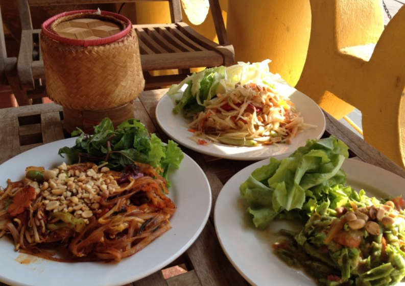 Người Lào thường ăn uống ngay dưới nền nhà
