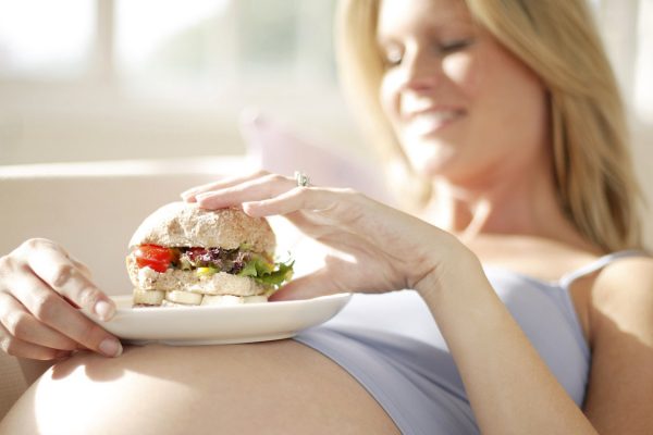 Mách mẹ những thực phẩm hạn chế ăn vì dễ làm suy giảm IQ thai nhi