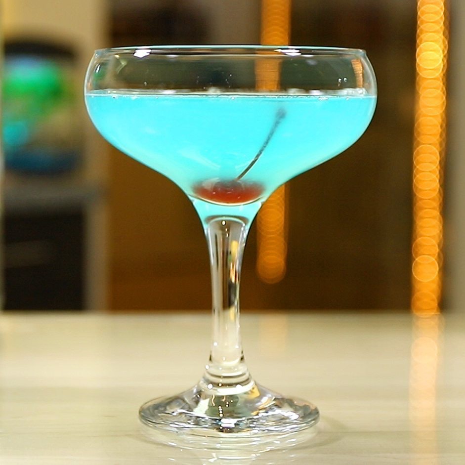 Hướng dẫn bạn đọc cách pha chế Mocktail Blue Devil Float chuẩn bị như quán xá