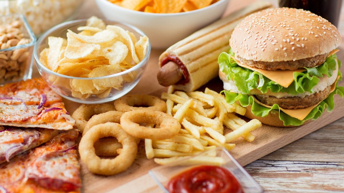 Thức ăn nhanh - Những loại thực phẩm mà người bị bệnh cao huyết áp nên kiêng cử