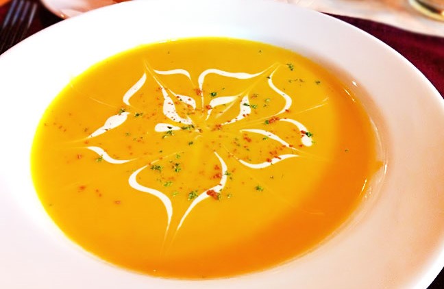 Khi ăn, múc súp rời khỏi chén, rắc thêm thắt chút ngò được xắt nhỏ nhập và chính thức hương thụ trở thành ngược.