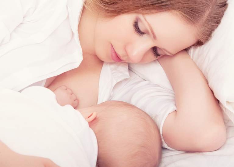 Sữa mẹ cung cấp đầy đủ các dưỡng chất mà bé cần trong 6 tháng đầu đời