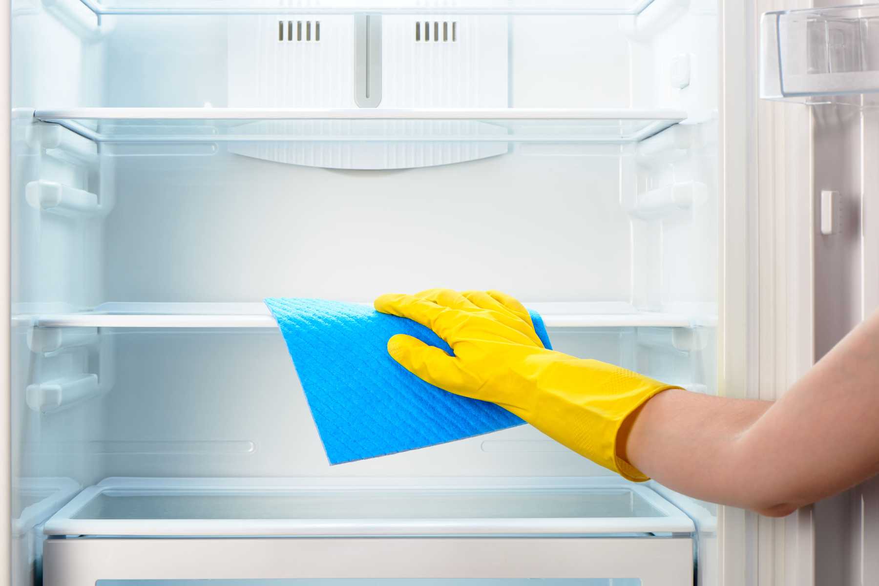 Cách dọn dẹp tủ lạnh sạch sẽ không kém phần nhanh chóng